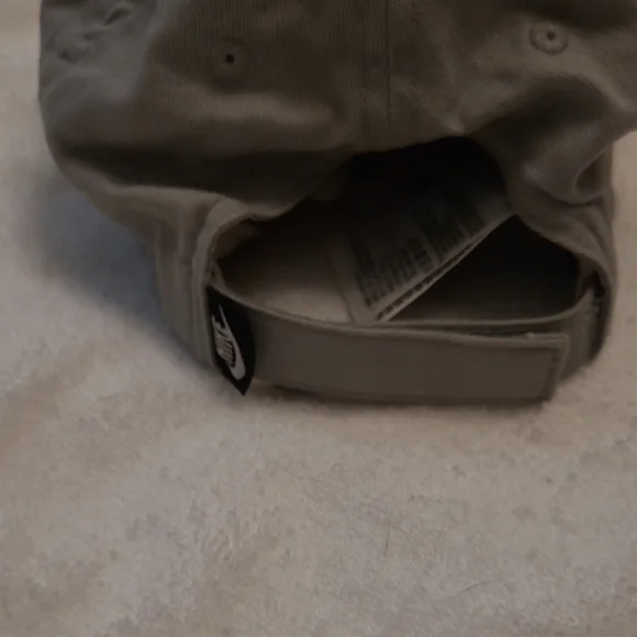 Nike Light Gray Cap with Logo - Picture 4 of 4
